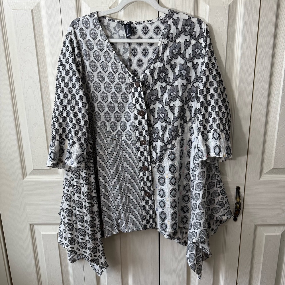 Sacred Threads Textured Art Deco Button Down Oversized Top Women’s Size S/M